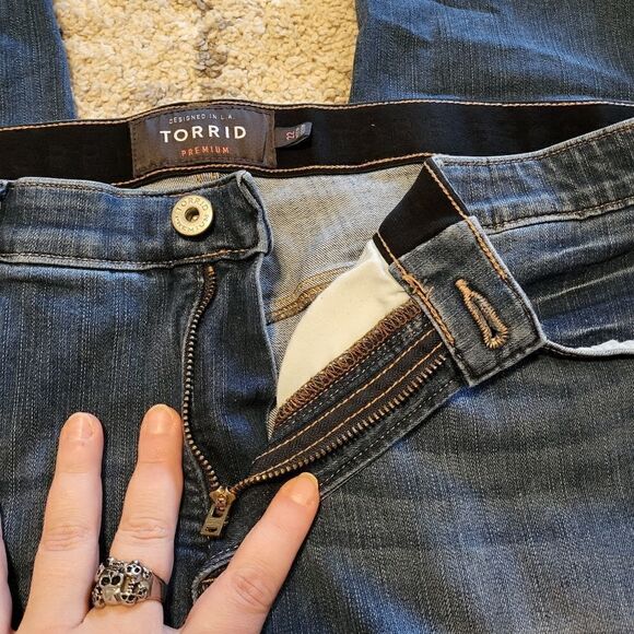 Torrid premium sky high skinny crop capris - Picture 2 of 10